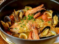 魚介とトマトを白ワインで煮た鍋。薪窯でつくります。追加料金で、シメにご飯を入れてつくるリゾットは大変美味しいです。