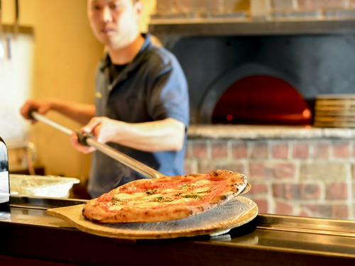 500度の薪窯で一気に焼き上げるピッツァ