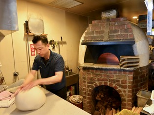 独自ブレンドした粉でつくる「ピッツァ生地」