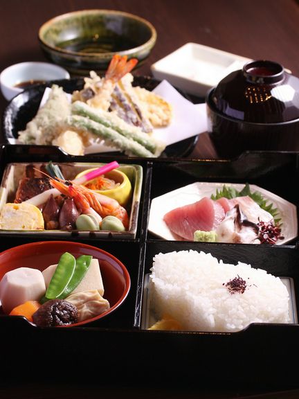 見た目も美しい　松花堂弁当