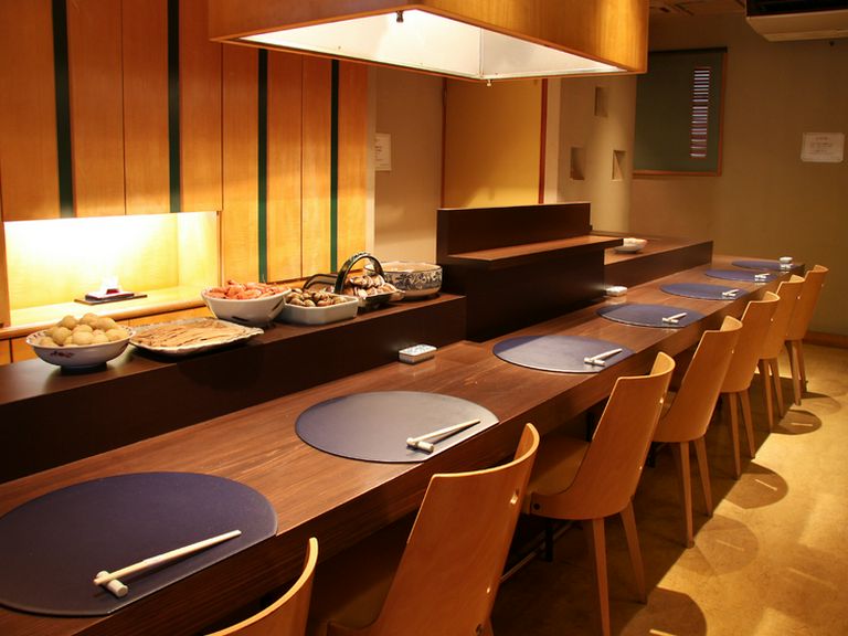 カウンターで揚げたての天ぷらを食べる至福の贅沢を