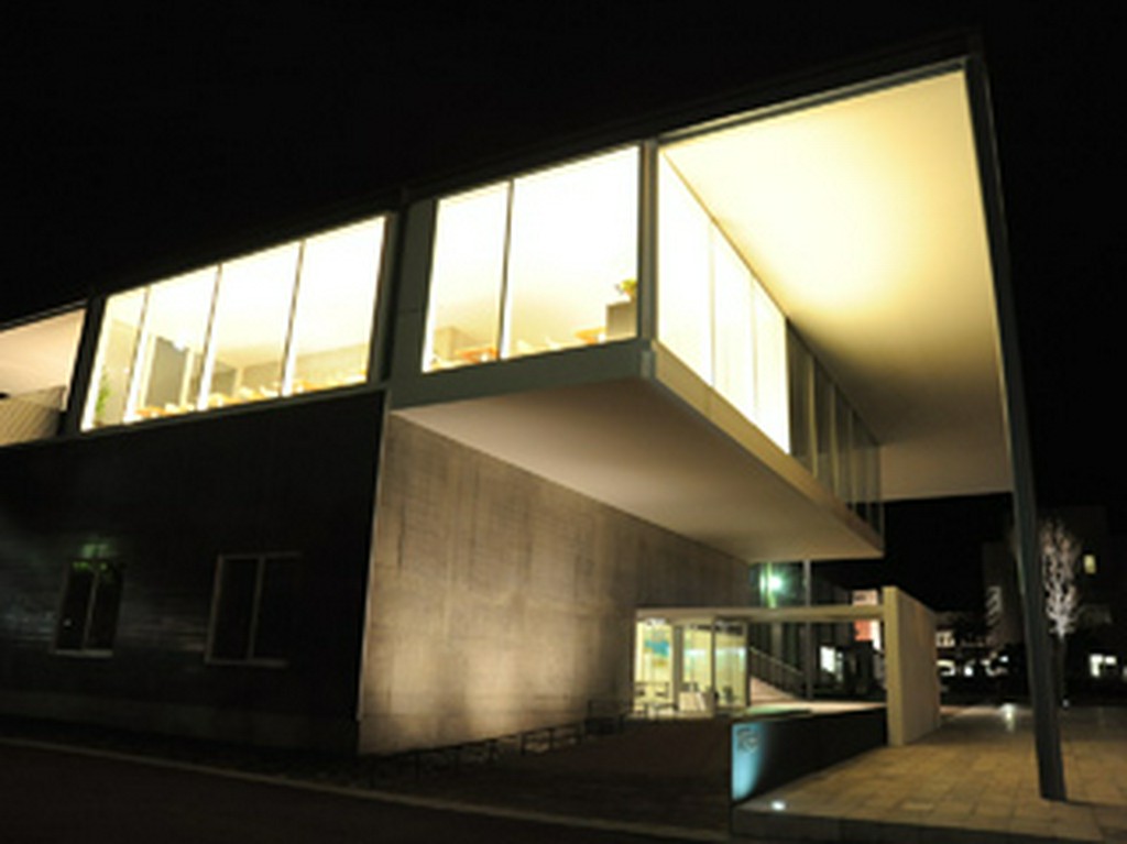 大学構内。誰でも気軽に楽しめるシンプルカフェ