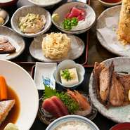 最大60名、大規模な宴会から少人数の飲み会まで、新鮮な肴をつまみに楽しめます。刺身、天ぷら、焼き魚、煮付けなど、素材から調理法まで、予算と好みで要望すればきっと納得のプランが見つかるはず。事前の予約を。
