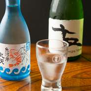 店名が冠されたプライベート・ブランド「魚河岸　丸天」。京都の酒蔵で醸した辛口の酒で、魚介の邪魔をしない、クセのない後味が人気です。そのほか、『高砂』をはじめとした地酒もあります。