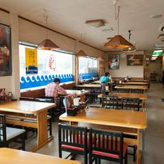 テーブルと小上がりで120席、飽きのこない品揃えが自慢です