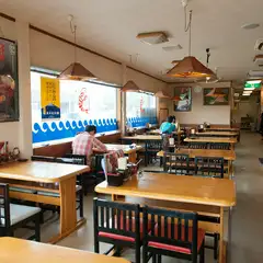 テーブルと小上がりで120席、飽きのこない品揃えが自慢です