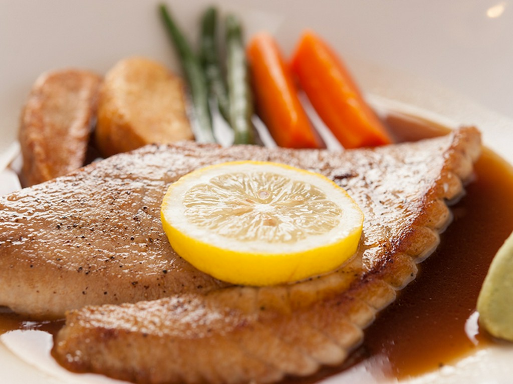 脂ののった腹部を醤油ベースで食す『まぐろのわさびステーキ』