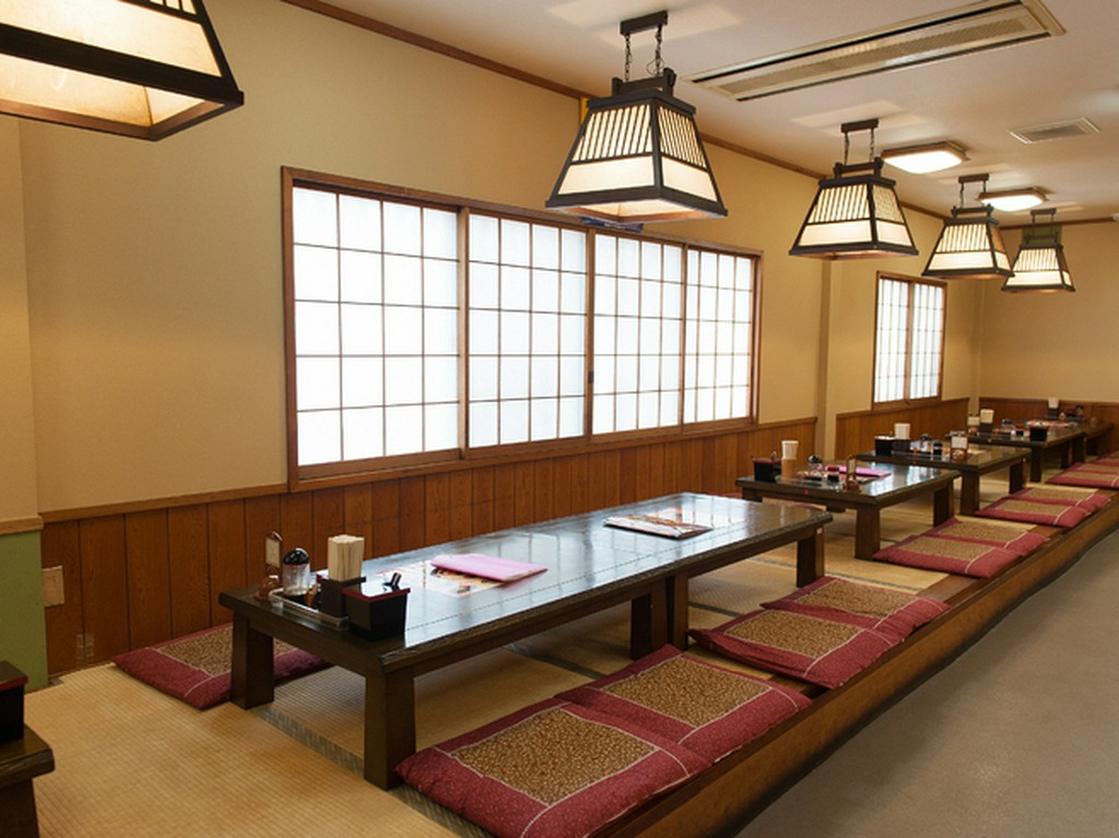 小上がりの座敷が60名、家族連れや観光客で賑わいます