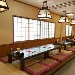 小上がりの座敷が60名、家族連れや観光客で賑わいます