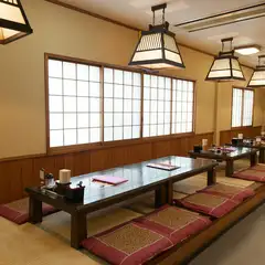 小上がりの座敷が60名、家族連れや観光客で賑わいます