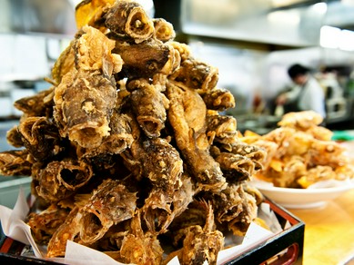 豪快に盛りつけた唐揚げは、お持ち帰りもOK