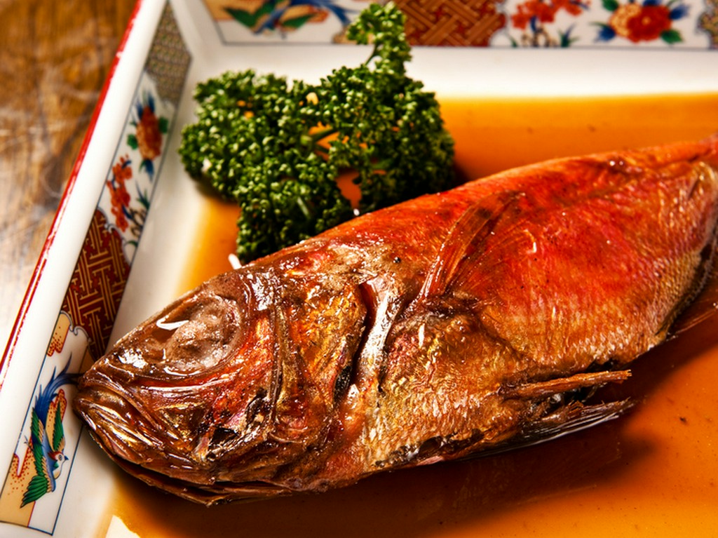 沼津港直送の魚をじっくりコトコト調味した『煮魚定食』