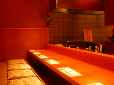 カウンター席でゆっくりと。桂の隠れ家で贅沢グルメ