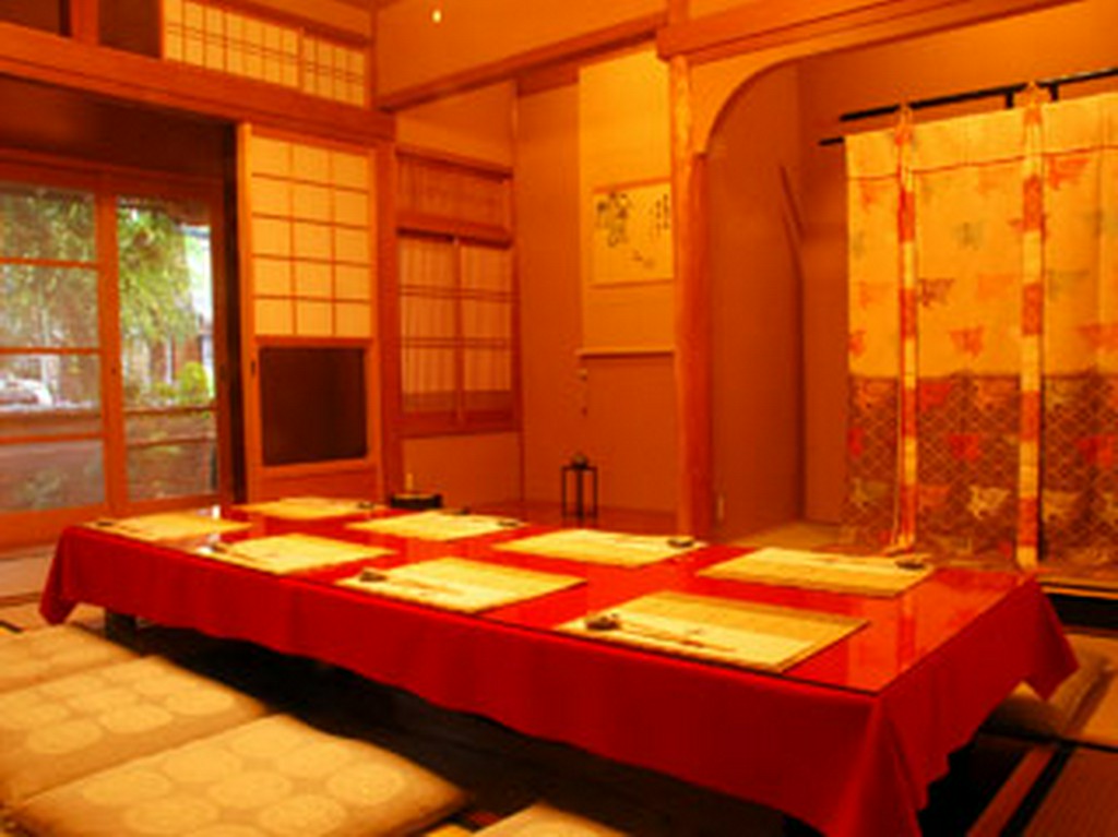 ゆったりとした時間が流れる掘りごたつの個室