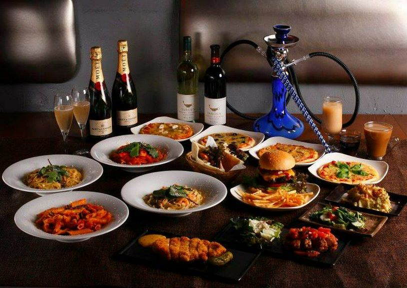 ご宴会は地下のパーティスペースで盛大に。音響や照明設備も完備