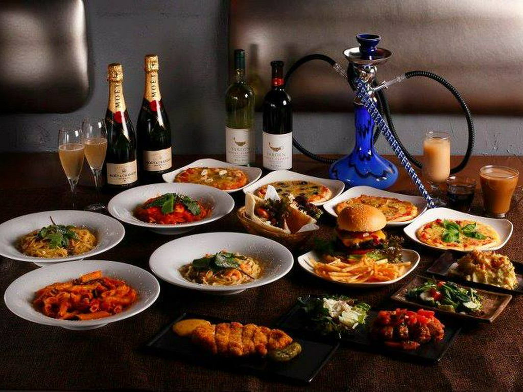 ご宴会は地下のパーティスペースで盛大に。音響や照明設備も完備