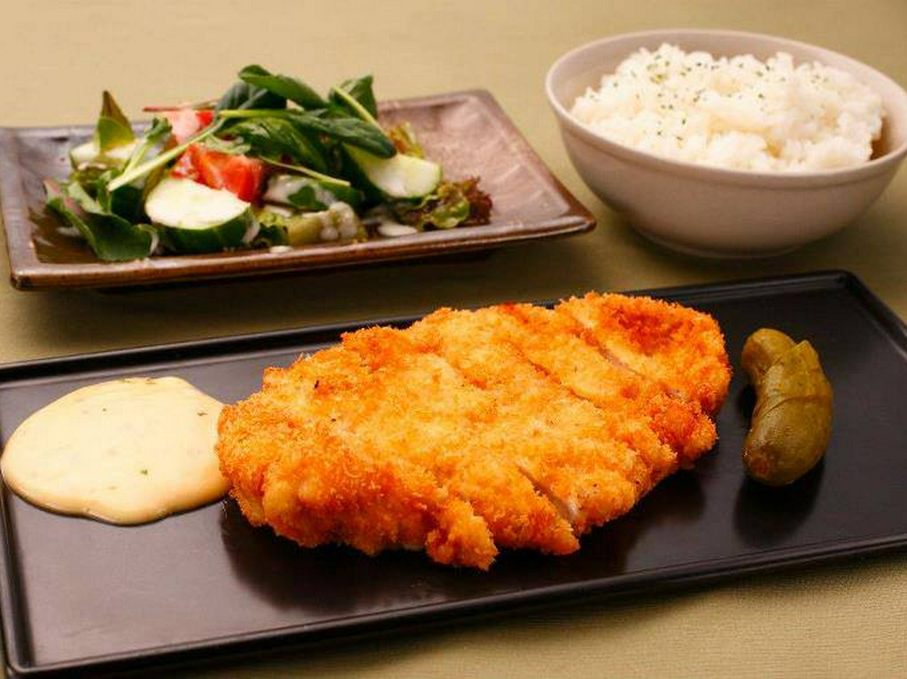 シュニッツェル　チキンの香草パン粉揚げ