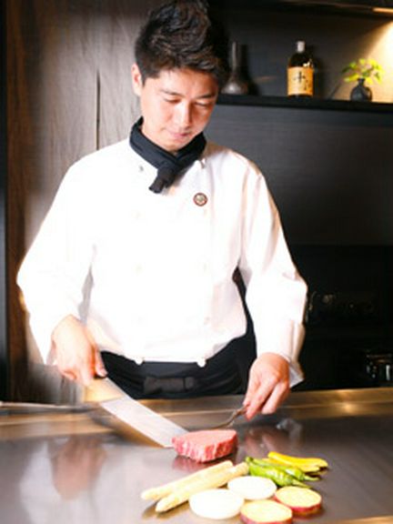 シェフが目の前で丁寧に焼き上げます