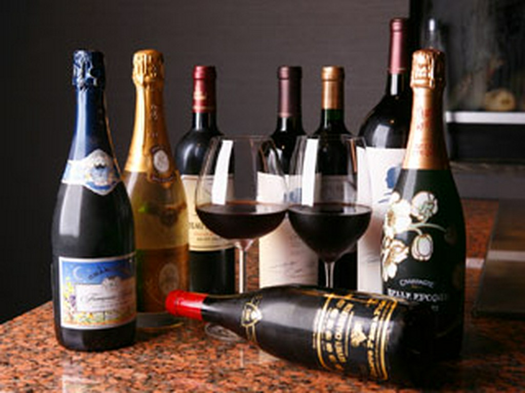 ワインも各種取り揃えております