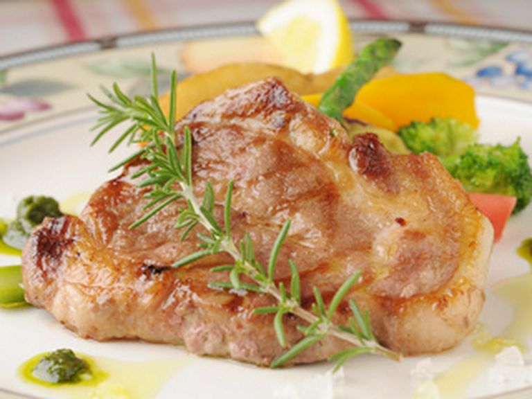 健康な豚をイタリア料理の定番グリル焼きで香ばしくジューシーに