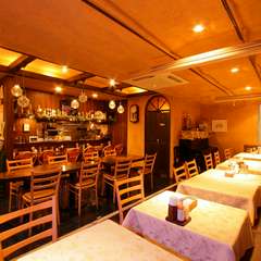 青の洞窟をイメージした内装の店内