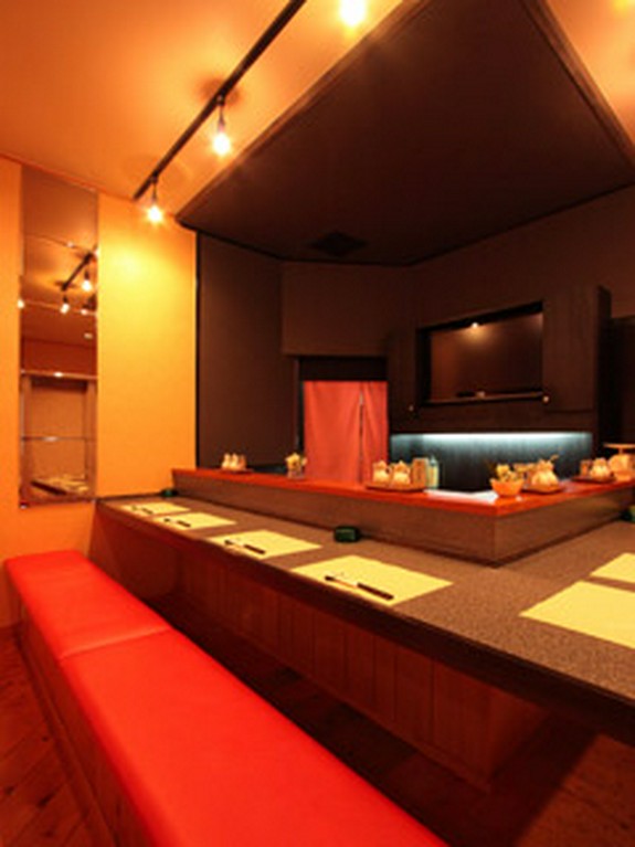 カウンター席はお一人様、カップルに最適