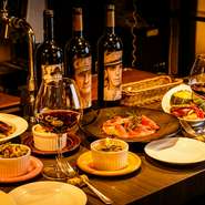 カウンター席はハイテーブルになっており、お一人でのご来店やデートのご利用も大歓迎たくさんのワインの中からお好きなものを見つけてお楽しみください。