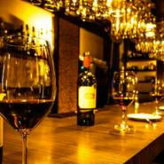 雰囲気のあるカウンターは、お仕事帰りにふらっと1杯..というお客様も大歓迎！　目の前で作られるカラフルなお料理と、ワインを眺めながら、お食事をお楽しみください。