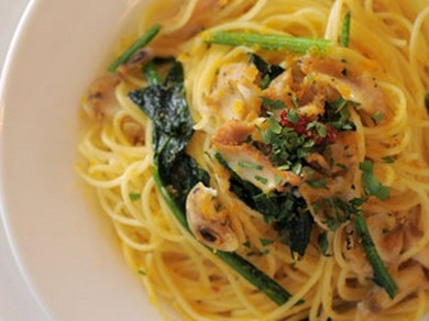 真つぶ貝と法蓮草のスパゲッティボッタルガがけ