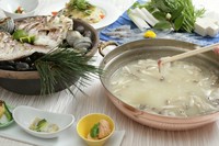 旬の鯛を淡路玉葱のダシが効いたしゃぶしゃぶで。最後は鯛の旨みが凝縮された鍋でリゾットを。