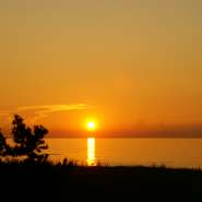 夕陽百選の絶景夕陽を眺められる浜辺がすぐ目の前。景勝地、慶野松原（淡路島国立公園）内の静かな立地。