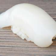 贅沢にも一カンに一杯使用する新イカの握りも、お手頃なお値段でお楽しみ頂けます。