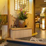 和紙や竹などが飾られた店内は、日本人には嬉しい畳の座敷席を配置。純和風の雰囲気が漂い、ゆっくりと落ち着いて食事が楽しめます。さりげなく配置された間接照明が、さらに落ち着いた空間を演出しています。