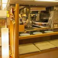 落ち着いたカウンターは、大人のふたりに最適。五感をただ美味に振るわせる時間は、経験を積んだ大人だからこそわかる価値…そんな贅沢が、ここにはあります。職人の手さばきを観ながら、味わえるのも醍醐味です。