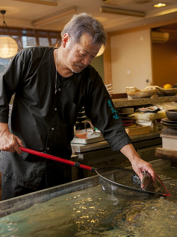 その日届いた瀬戸内海の天然活魚を、目の前で調理