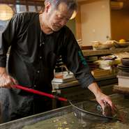 魚介は、店内の巨大な生簀で管理。注文が入ってから捌かれる、その鮮度と味の違いをお楽しみ下さい。