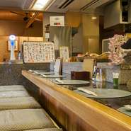 カウンター席は、L字型に配置。料理人とカウンター越しに語り合えるのも、カウンター席の魅力です。