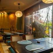 ゆったりとした畳の座敷席は、足を伸ばして、ゆっくりとくつろぐことができます。