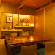 間接照明にも工夫を凝らした個室は、人数に応じて、個室を用意。呼び鈴もあるので、安心です。