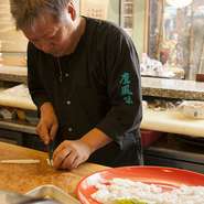 広島のホテルの日本料理店をはじめ、東京・銀座の【すし銀】　や新宿の懐石・会席料理【星岡茶寮】　などを経て、24年前に【旬な料理　鷹風味】を開店した、オーナー兼料理長の中谷隆文さん。アルバイトをした際、料理の道へあこがれたのをキッカケに、和食一筋36年。長年続いた秘訣を、「スタッフ、お客様に恵まれ、運が良かっただけです」と語ります。経験で培った熟練した匠の技でつくる逸品を、ぜひご賞味ください。