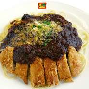 秘伝ミートソースと麦豚ロースカツをのせて