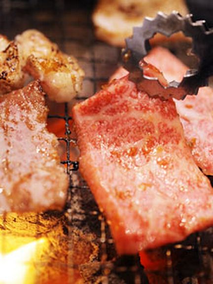炭でいただく焼肉は絶品。