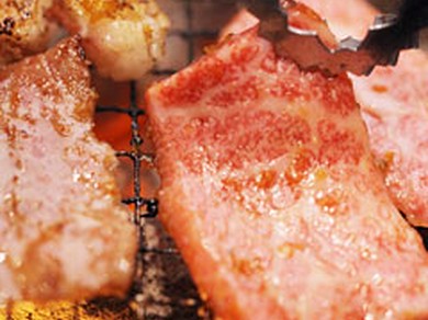 炭でいただく焼肉は絶品。