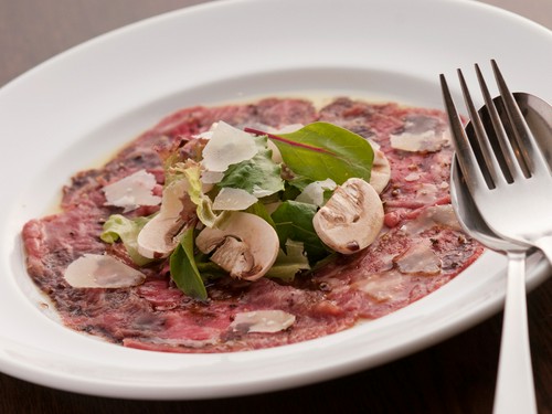 池田牛のカルパッチョ　～キノコのソテーとパルミジャーノ～