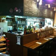 ゆったり座れるカウンター席。利尻出身のシェフとの会話も。