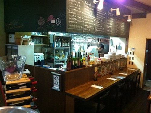 ゆったり座れるカウンター席。利尻出身のシェフとの会話も。