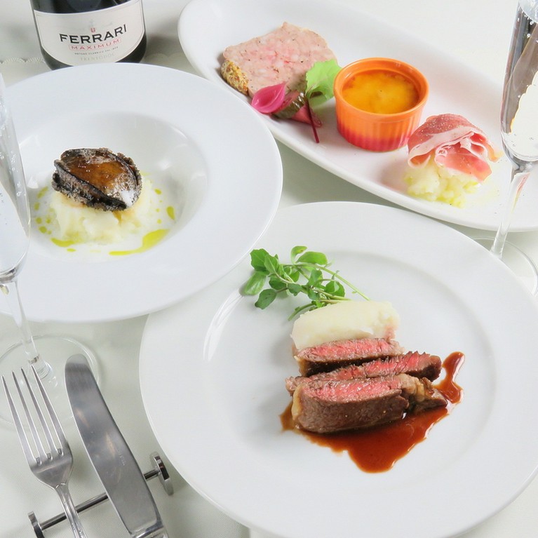 今年のクリスマスは特別なディナーで、心温まるひとときをお楽しみください