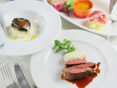 今年のクリスマスは特別なディナーで、心温まるひとときをお楽しみください