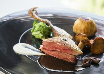 フランス・ランド産小鳩のロースト　根セロリのピューレと黒トリュフのソース　ジロール茸のソテーを添えて