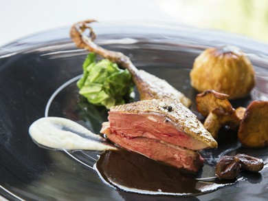 フランス・ランド産小鳩のロースト　根セロリのピューレと黒トリュフのソース　ジロール茸のソテーを添えて